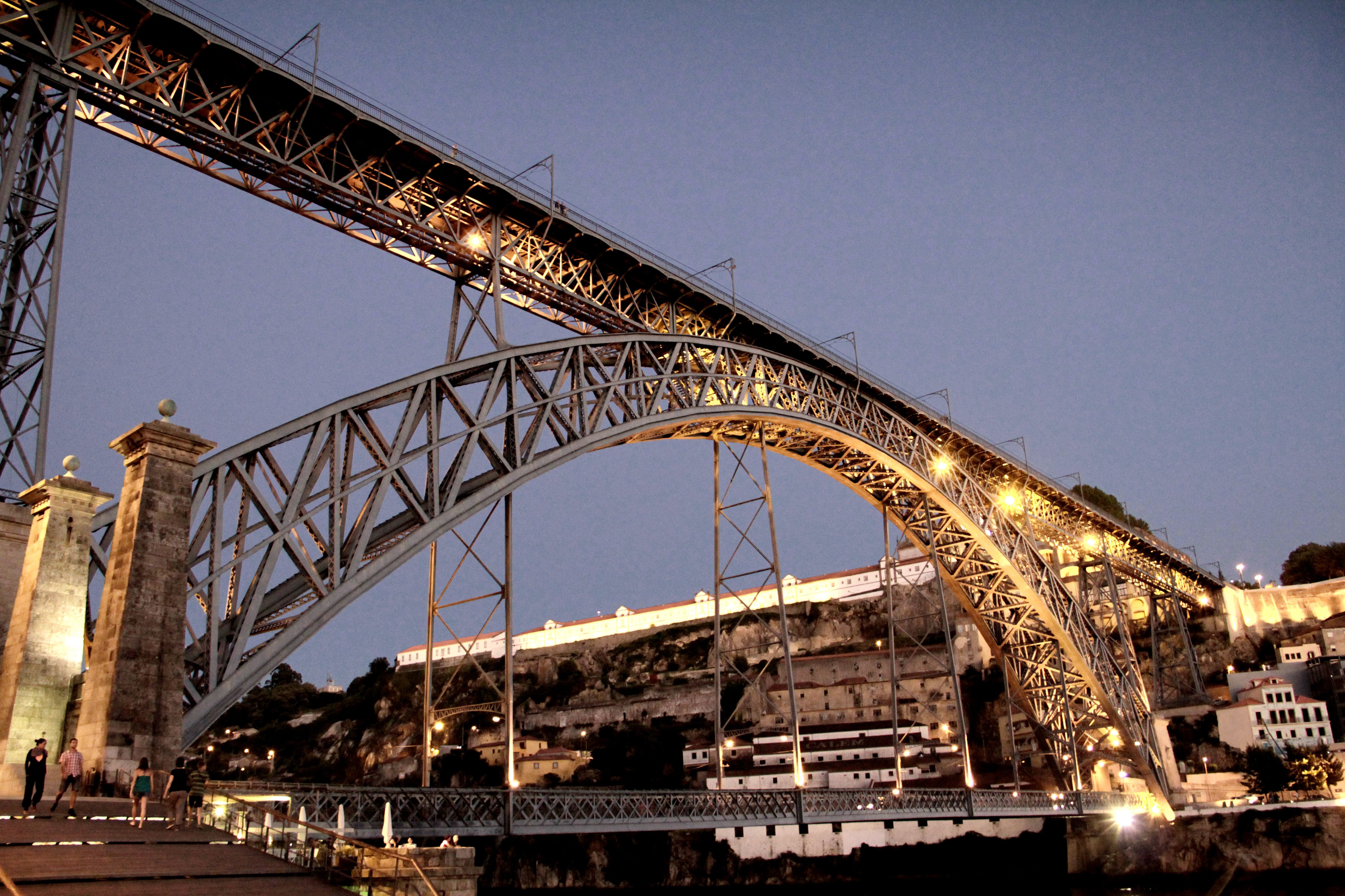 https://mdw-travel-data-us-east-1.s3.amazonaws.com/img/country/Portugal/Ponte-Eiffel/img_02.jpg