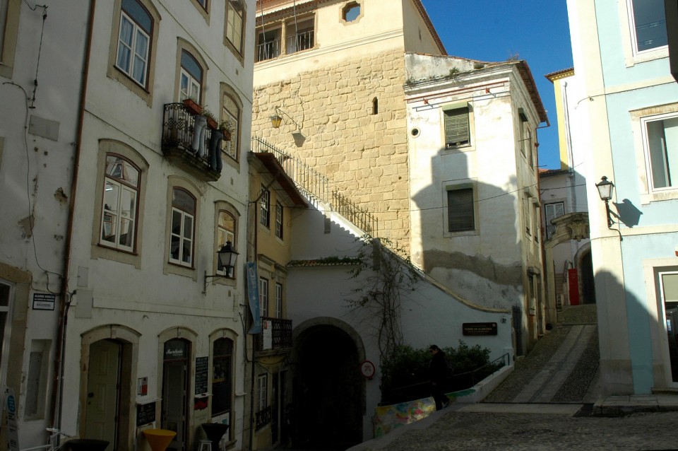 https://mdw-travel-data-us-east-1.s3.amazonaws.com/img/country/Portugal/Porta-de-Almedina/img_01.jpg