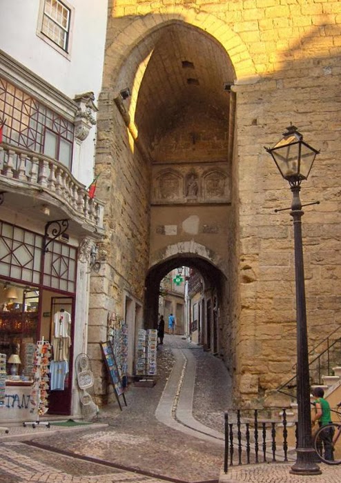 https://mdw-travel-data-us-east-1.s3.amazonaws.com/img/country/Portugal/Porta-de-Almedina/img_03.jpg