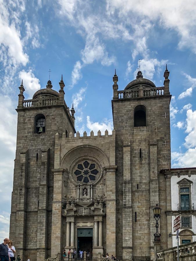 https://mdw-travel-data-us-east-1.s3.amazonaws.com/img/country/Portugal/Porto-Cathedral/img_01.jpg
