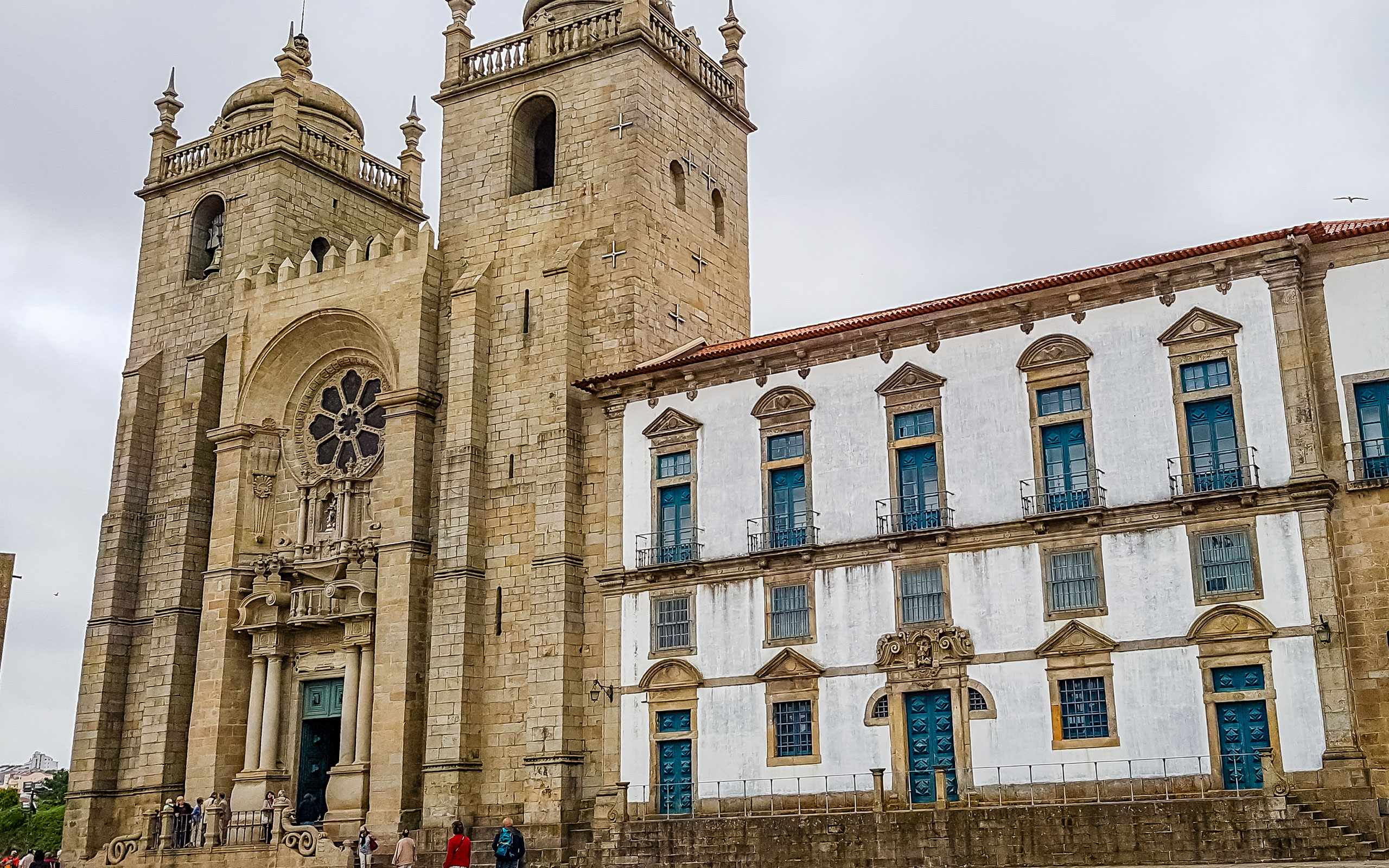 https://mdw-travel-data-us-east-1.s3.amazonaws.com/img/country/Portugal/Porto-Cathedral/img_02.jpg