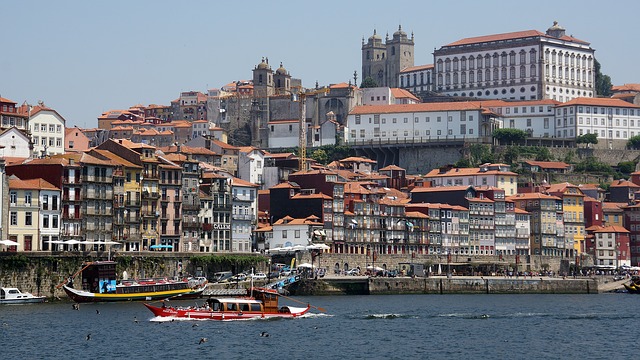 https://mdw-travel-data-us-east-1.s3.amazonaws.com/img/country/Portugal/Porto-Wine-Cellars/img_02.jpg