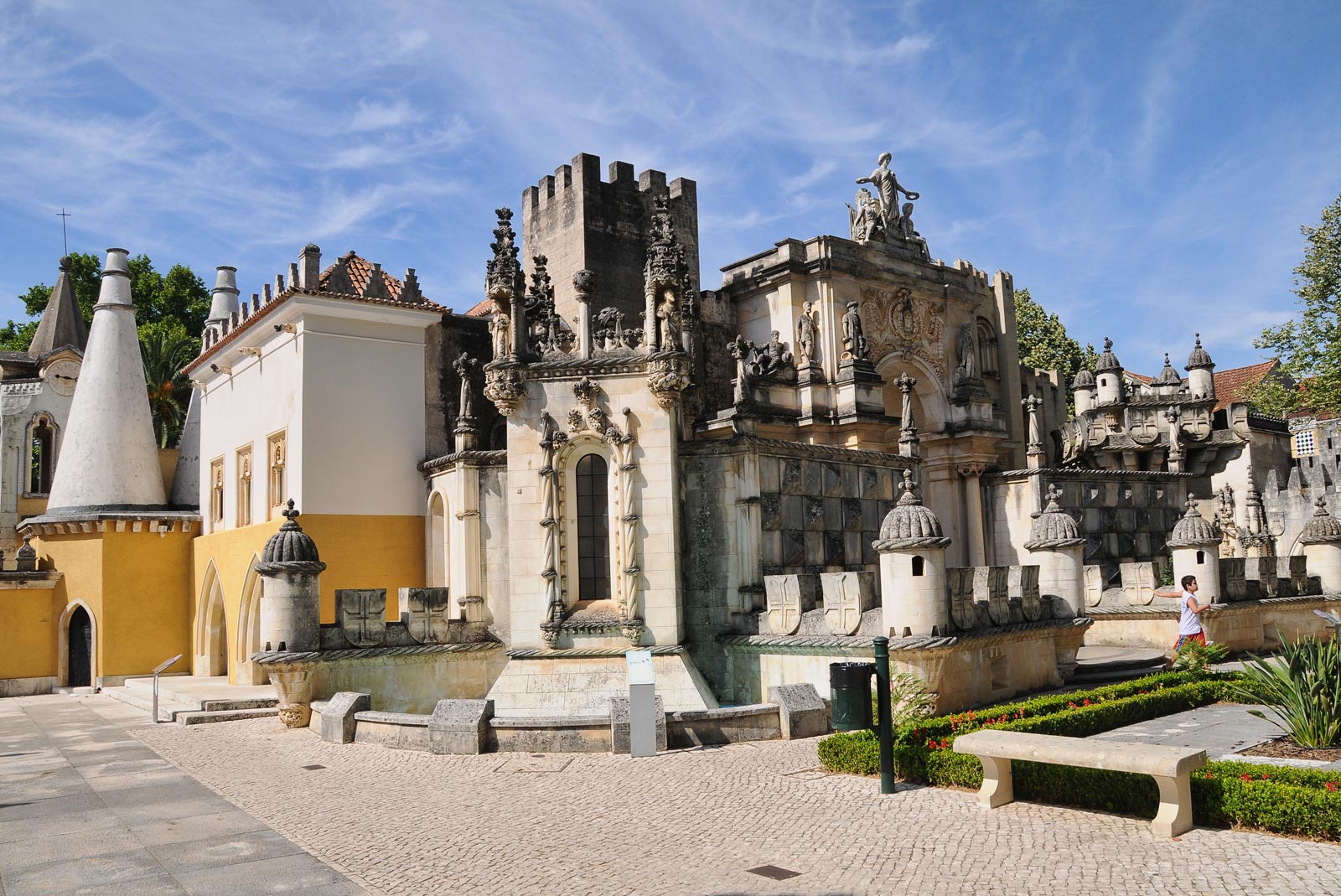 https://mdw-travel-data-us-east-1.s3.amazonaws.com/img/country/Portugal/Portugal-dos-Pequenitos/img_01.jpg