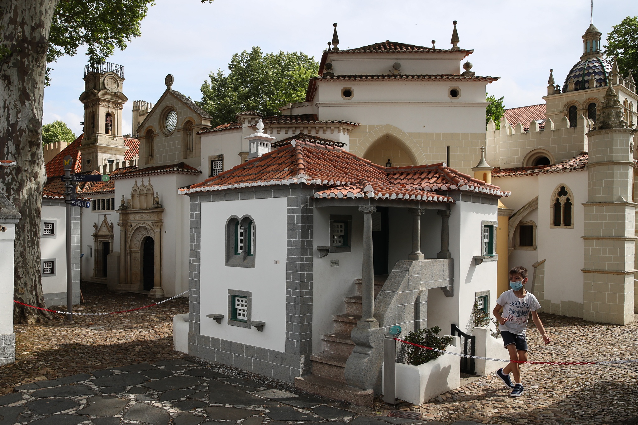 https://mdw-travel-data-us-east-1.s3.amazonaws.com/img/country/Portugal/Portugal-dos-Pequenitos/img_02.jpg
