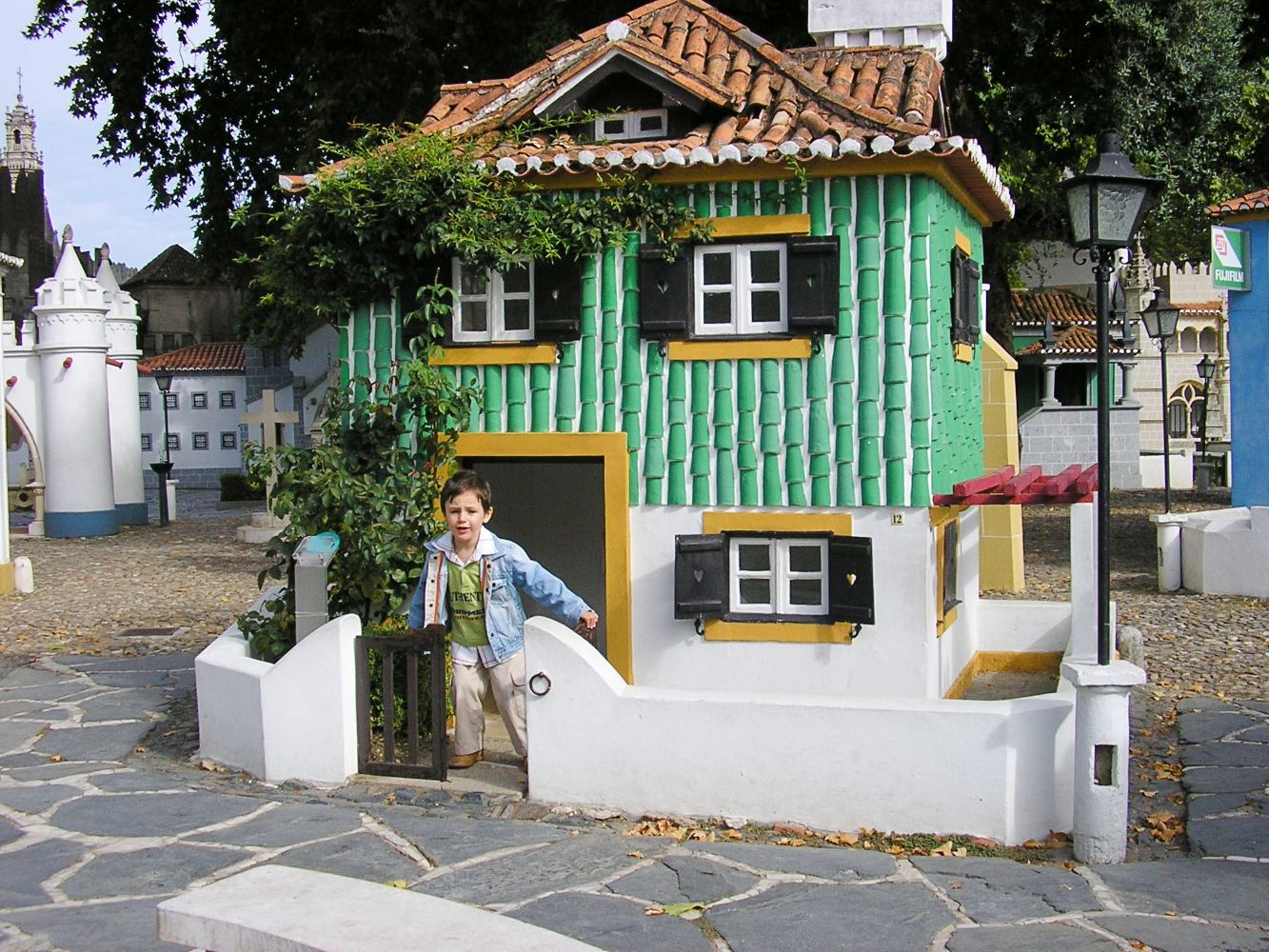 https://mdw-travel-data-us-east-1.s3.amazonaws.com/img/country/Portugal/Portugal-dos-Pequenitos/img_03.jpg