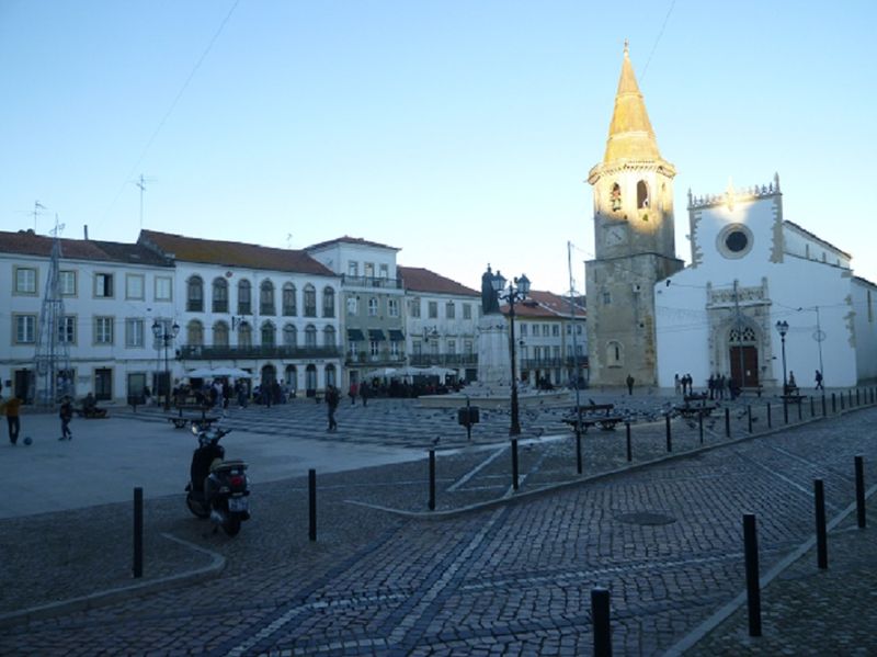 https://mdw-travel-data-us-east-1.s3.amazonaws.com/img/country/Portugal/Praca-da-Republica/img_02.jpg