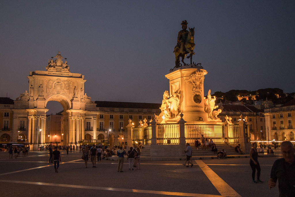 https://mdw-travel-data-us-east-1.s3.amazonaws.com/img/country/Portugal/Praca-do-Comercio/img_00.jpg