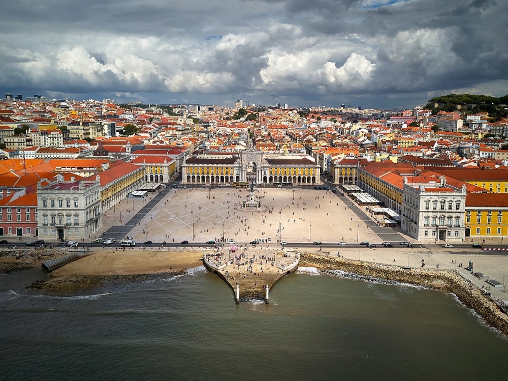 https://mdw-travel-data-us-east-1.s3.amazonaws.com/img/country/Portugal/Praca-do-Comercio/img_01.jpg