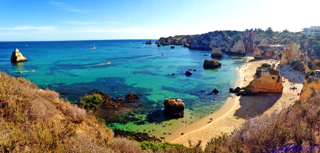 https://mdw-travel-data-us-east-1.s3.amazonaws.com/img/country/Portugal/Praia-Dona-Ana/img_01.jpg