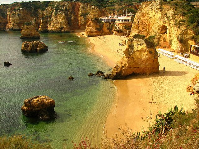 https://mdw-travel-data-us-east-1.s3.amazonaws.com/img/country/Portugal/Praia-Dona-Ana/img_03.jpg