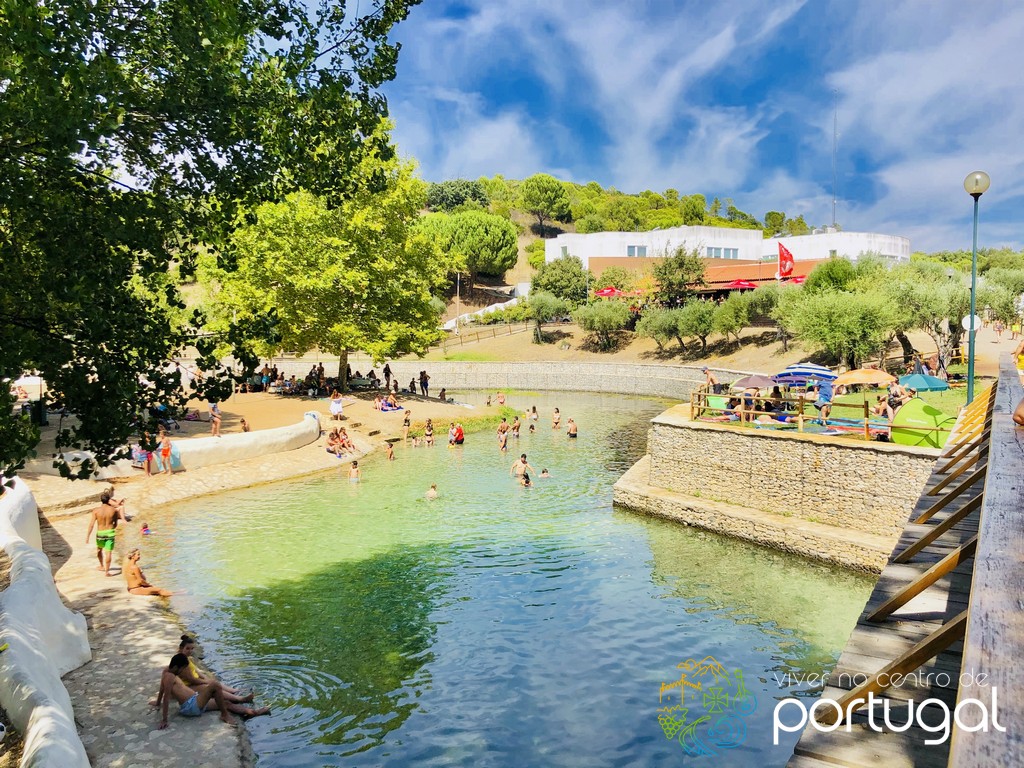 https://mdw-travel-data-us-east-1.s3.amazonaws.com/img/country/Portugal/Praia-Fluvial-dos-Olhos-de-Agua-do-Alviela/img_02.jpg