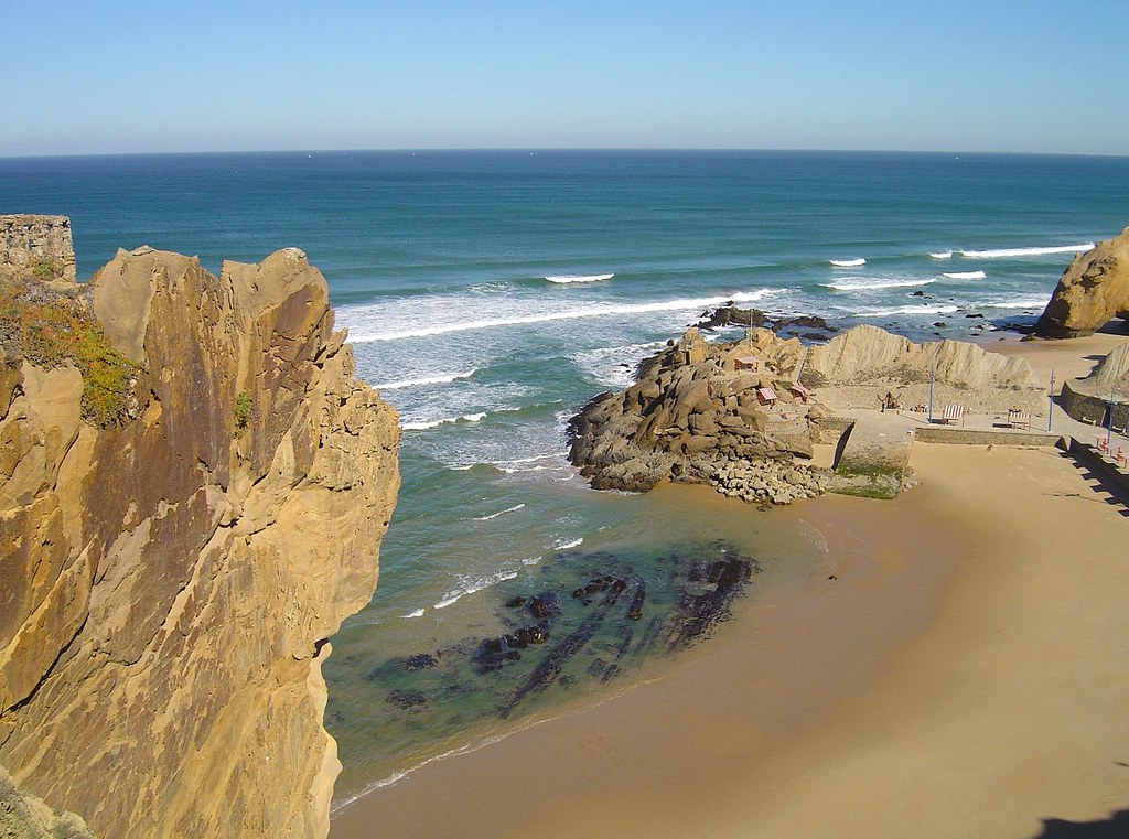 https://mdw-travel-data-us-east-1.s3.amazonaws.com/img/country/Portugal/Praia-Formosa/img_03.jpg
