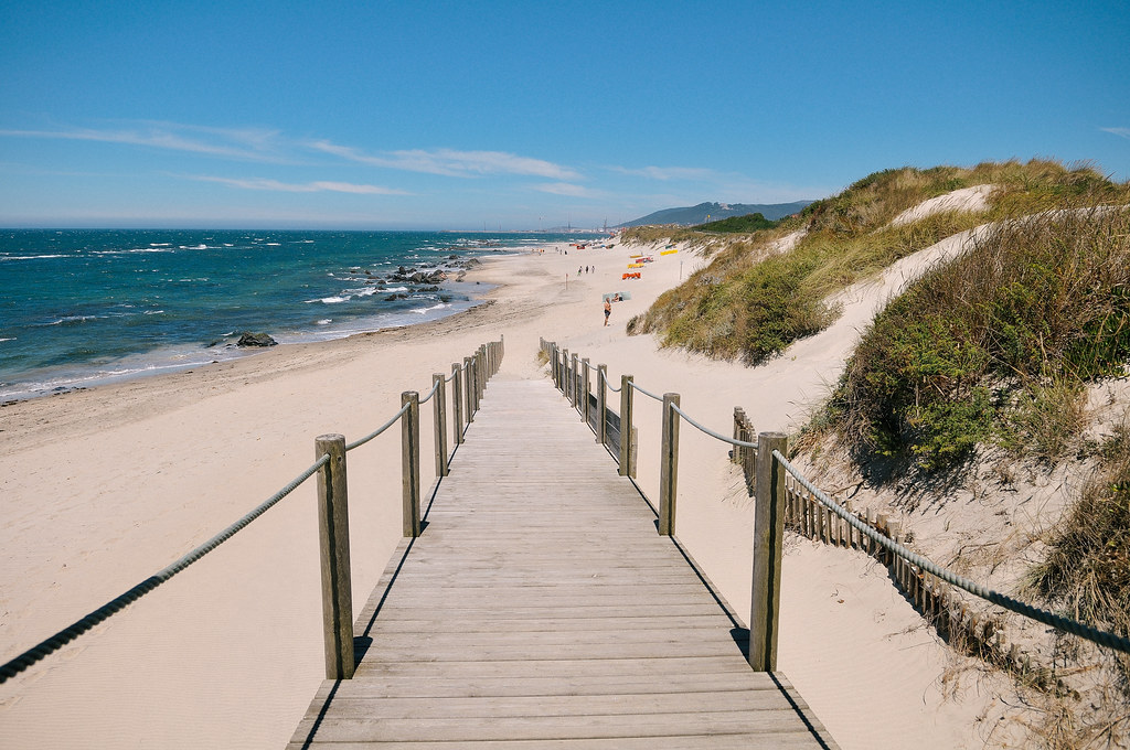 https://mdw-travel-data-us-east-1.s3.amazonaws.com/img/country/Portugal/Praia-da-Amorosa/img_03.jpg