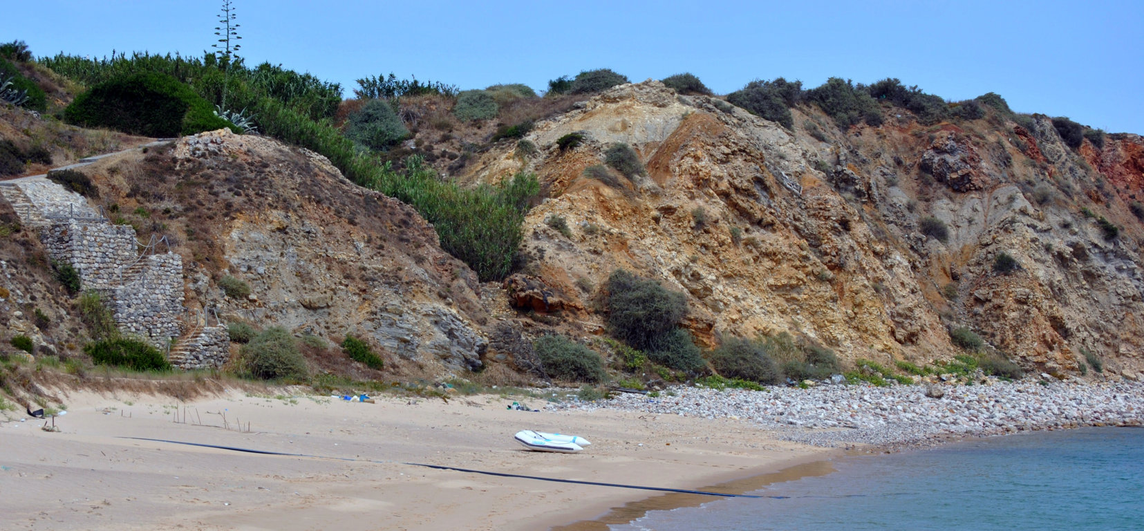 https://mdw-travel-data-us-east-1.s3.amazonaws.com/img/country/Portugal/Praia-da-Baleeira/img_01.jpg