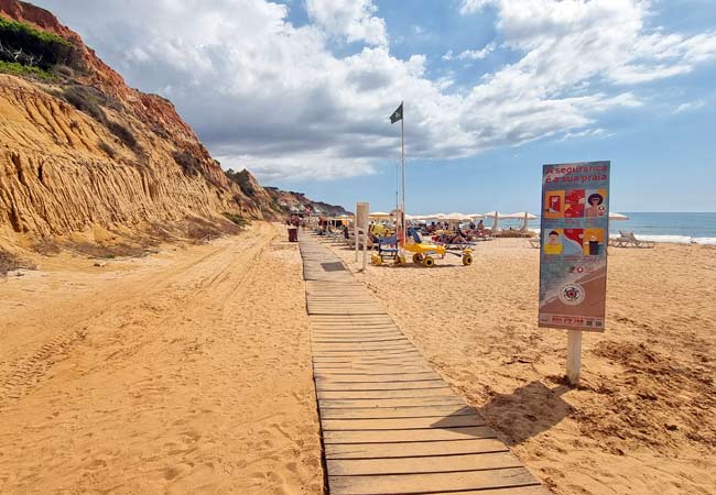 https://mdw-travel-data-us-east-1.s3.amazonaws.com/img/country/Portugal/Praia-da-Falesia-Nascente/img_02.jpg