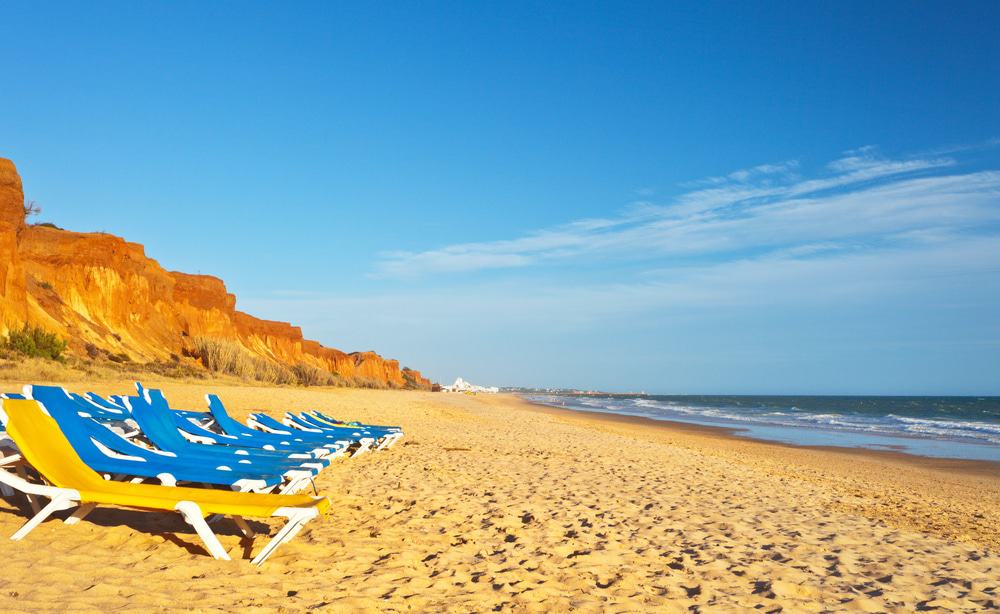 https://mdw-travel-data-us-east-1.s3.amazonaws.com/img/country/Portugal/Praia-da-Falesia-Nascente/img_03.jpg