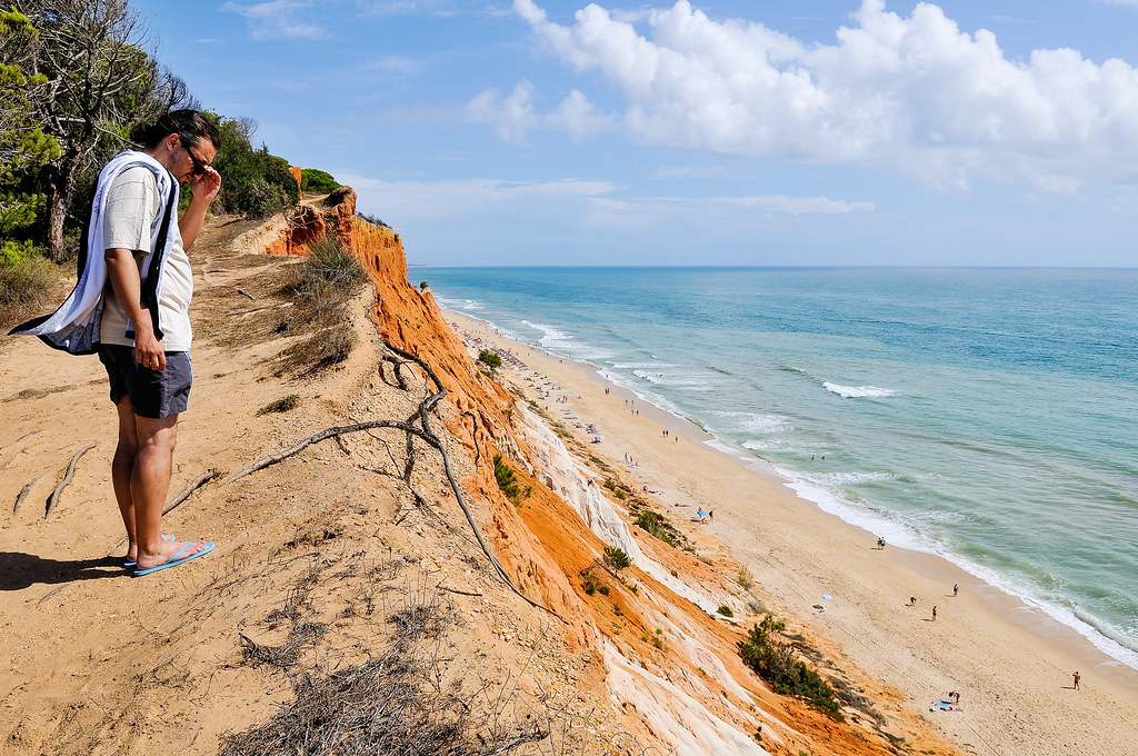https://mdw-travel-data-us-east-1.s3.amazonaws.com/img/country/Portugal/Praia-da-Falesia/img_03.jpg