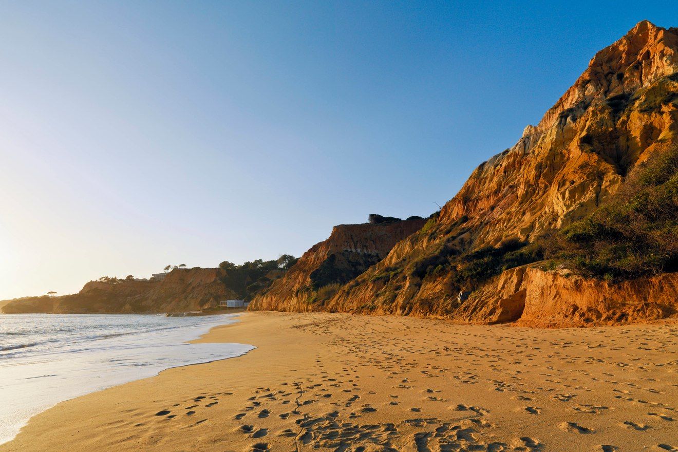 https://mdw-travel-data-us-east-1.s3.amazonaws.com/img/country/Portugal/Praia-da-Falesia/img_04.jpg
