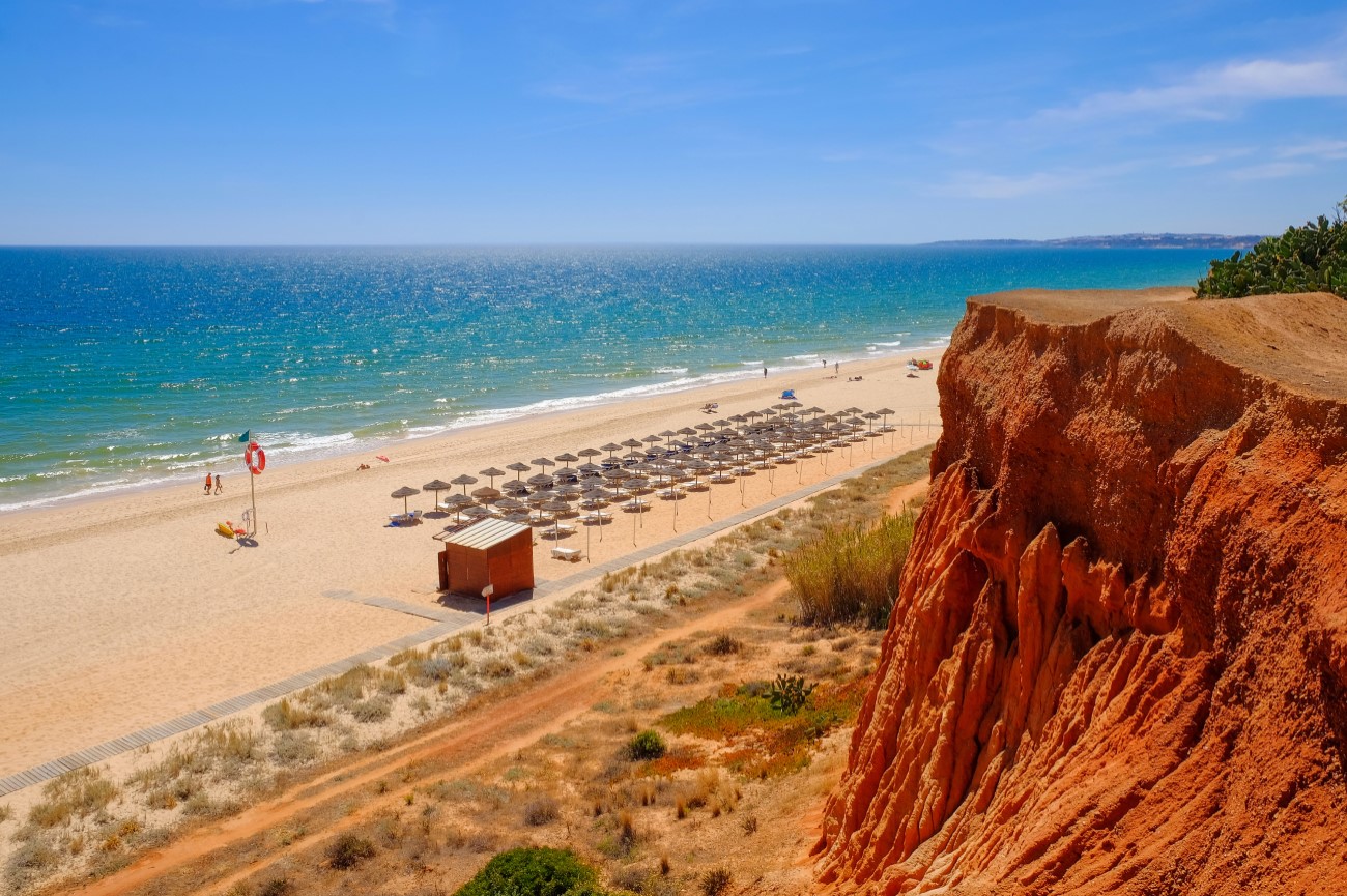 https://mdw-travel-data-us-east-1.s3.amazonaws.com/img/country/Portugal/Praia-da-Falesia/img_05.jpg