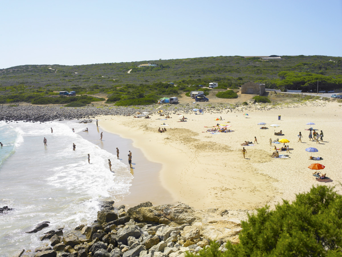 https://mdw-travel-data-us-east-1.s3.amazonaws.com/img/country/Portugal/Praia-da-Ingrina/img_02.jpg