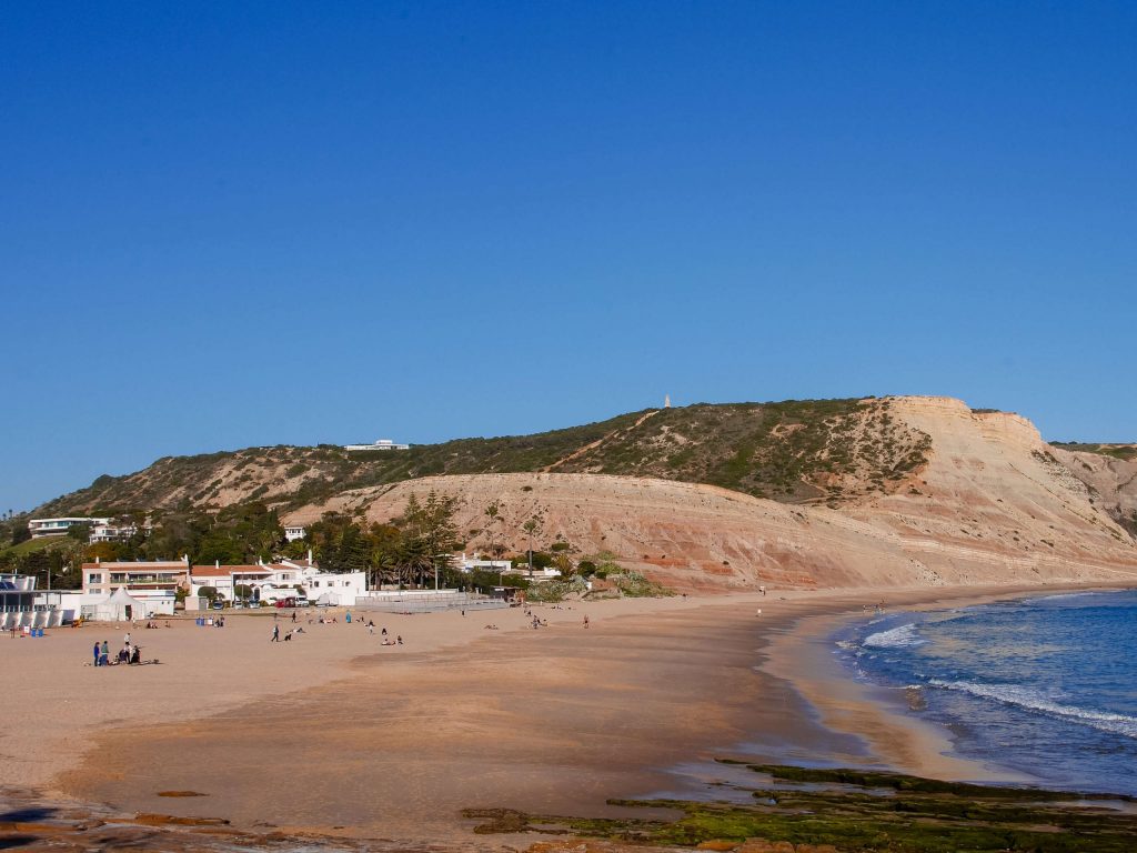 https://mdw-travel-data-us-east-1.s3.amazonaws.com/img/country/Portugal/Praia-da-Luz/img_00.jpg
