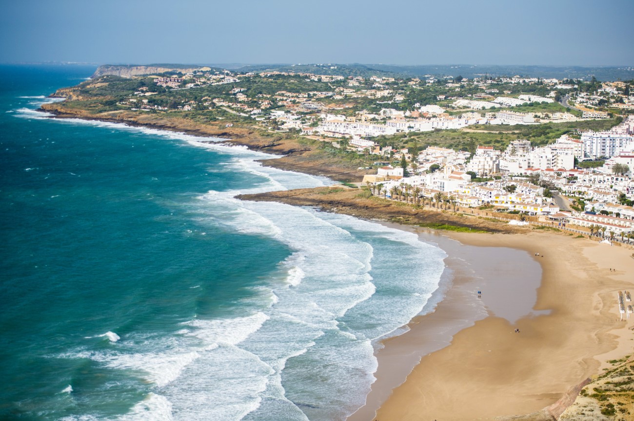 https://mdw-travel-data-us-east-1.s3.amazonaws.com/img/country/Portugal/Praia-da-Luz/img_01.jpg