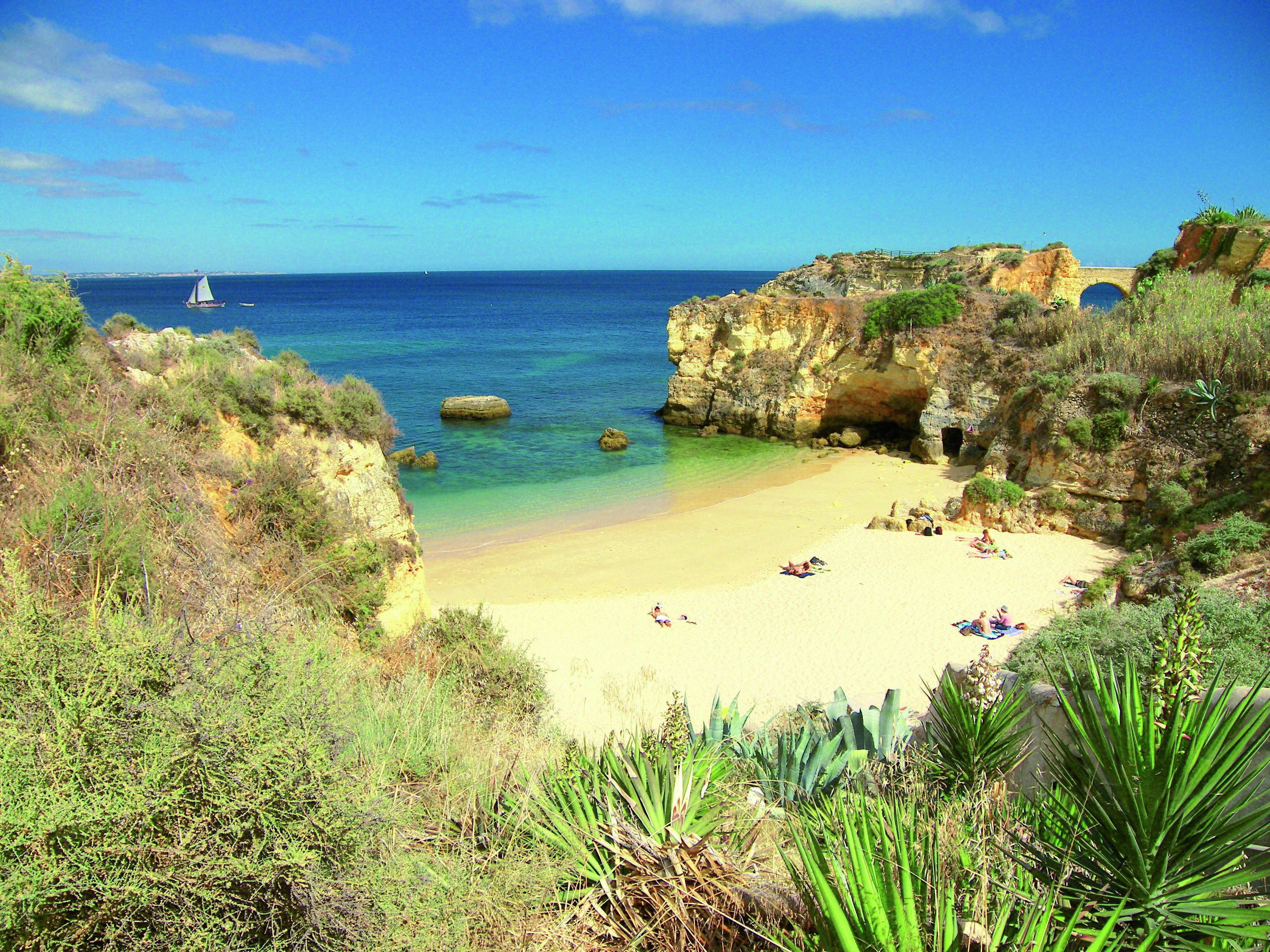 https://mdw-travel-data-us-east-1.s3.amazonaws.com/img/country/Portugal/Praia-da-Luz/img_02.jpg