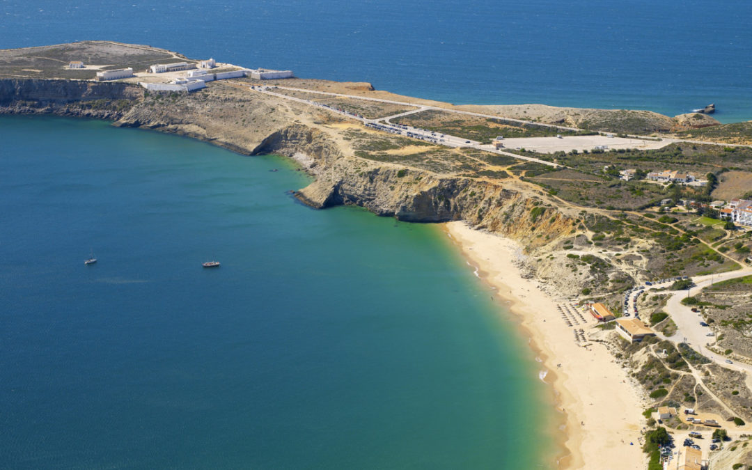 https://mdw-travel-data-us-east-1.s3.amazonaws.com/img/country/Portugal/Praia-da-Mareta/img_02.jpg