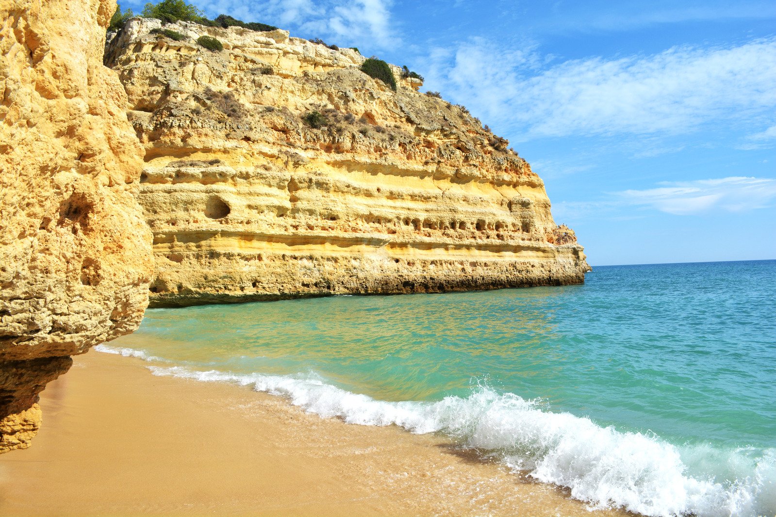 https://mdw-travel-data-us-east-1.s3.amazonaws.com/img/country/Portugal/Praia-da-Marinha/img_01.jpg