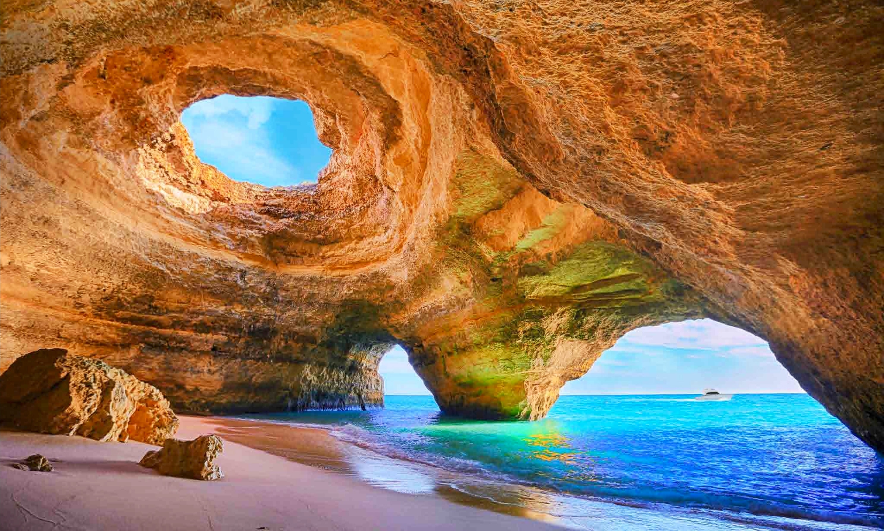 https://mdw-travel-data-us-east-1.s3.amazonaws.com/img/country/Portugal/Praia-da-Marinha/img_03.jpg