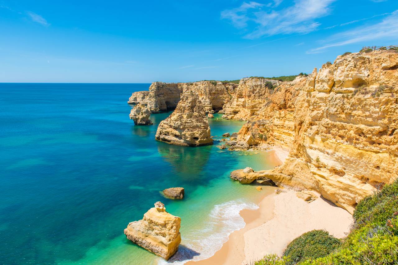 https://mdw-travel-data-us-east-1.s3.amazonaws.com/img/country/Portugal/Praia-da-Marinha/img_04.jpg