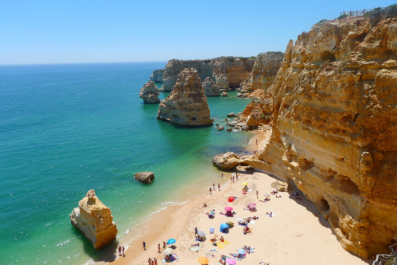 https://mdw-travel-data-us-east-1.s3.amazonaws.com/img/country/Portugal/Praia-da-Marinha/img_05.jpg