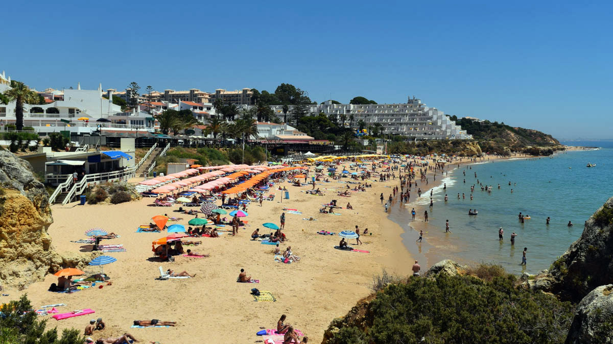 https://mdw-travel-data-us-east-1.s3.amazonaws.com/img/country/Portugal/Praia-da-Oura/img_02.jpg