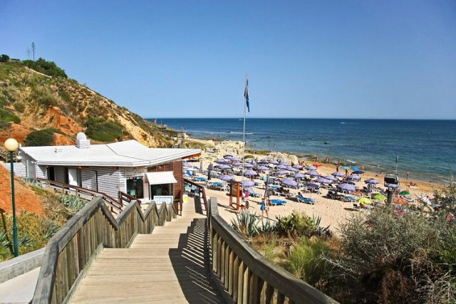 https://mdw-travel-data-us-east-1.s3.amazonaws.com/img/country/Portugal/Praia-da-Oura/img_03.jpg