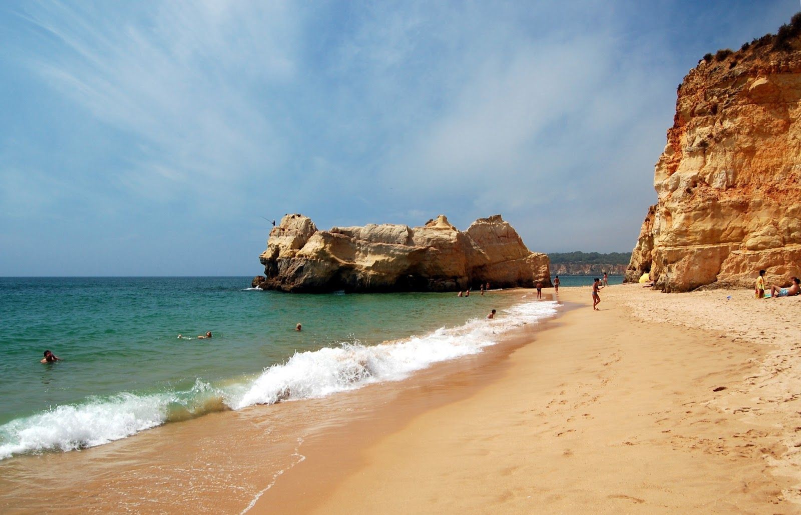 https://mdw-travel-data-us-east-1.s3.amazonaws.com/img/country/Portugal/Praia-da-Rocha/img_02.jpg