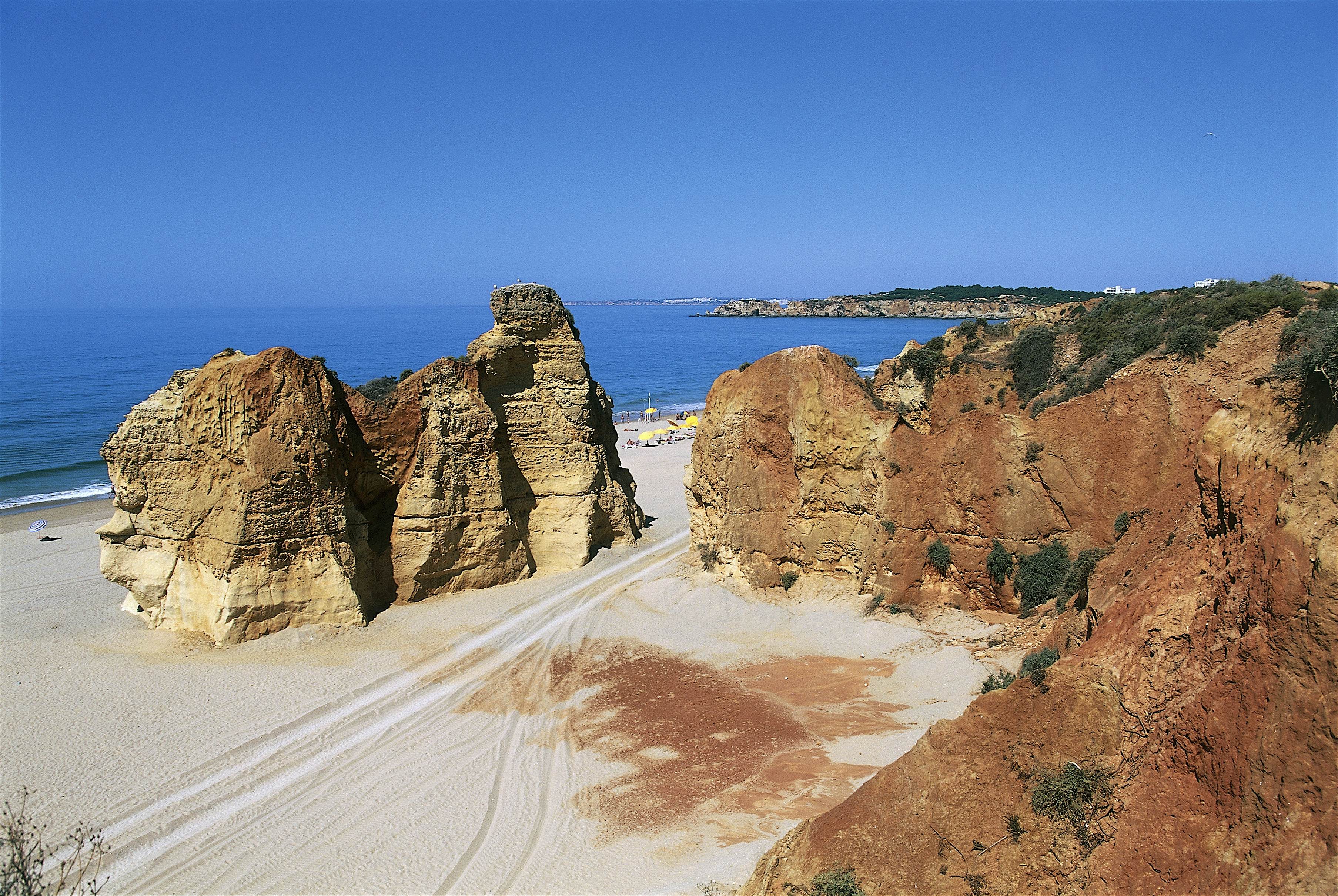 https://mdw-travel-data-us-east-1.s3.amazonaws.com/img/country/Portugal/Praia-da-Rocha/img_03.jpg
