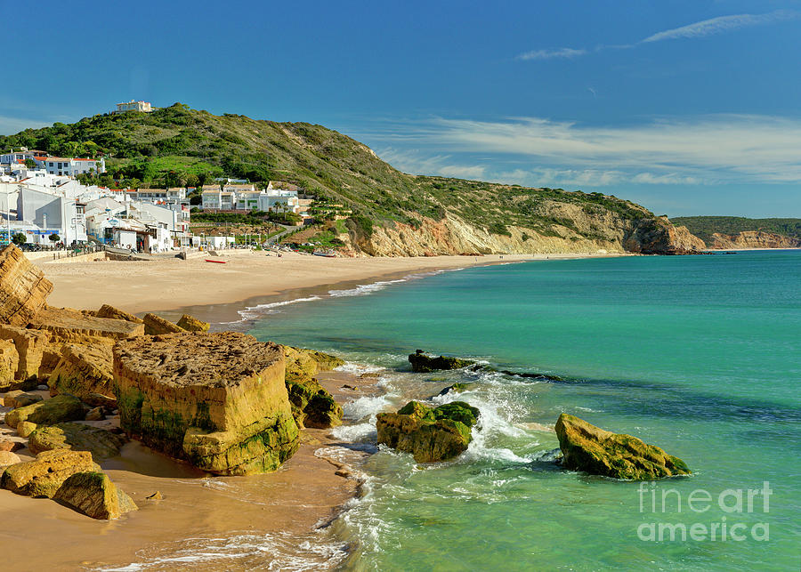 https://mdw-travel-data-us-east-1.s3.amazonaws.com/img/country/Portugal/Praia-da-Salema/img_02.jpg