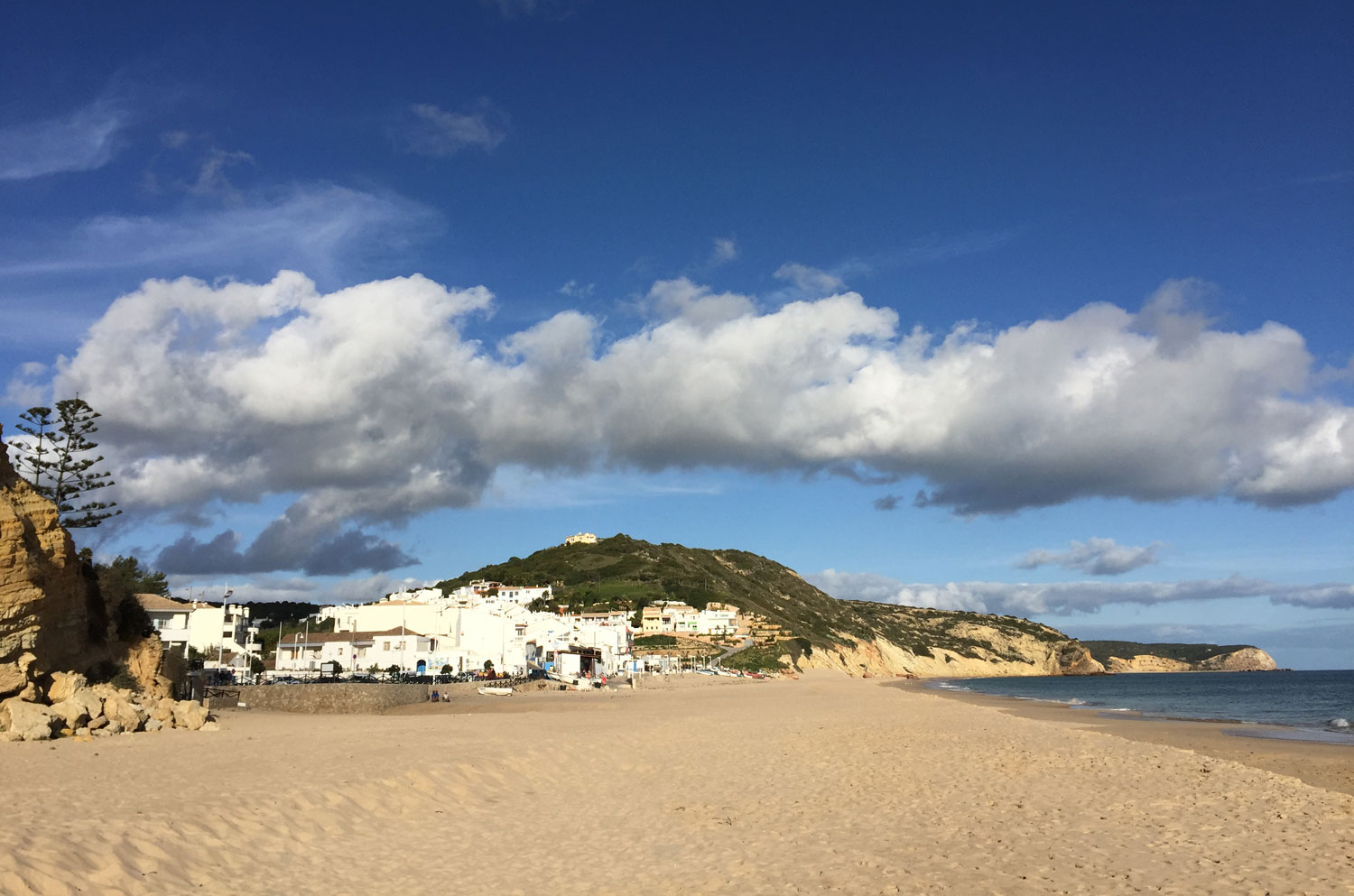 https://mdw-travel-data-us-east-1.s3.amazonaws.com/img/country/Portugal/Praia-da-Salema/img_03.jpg