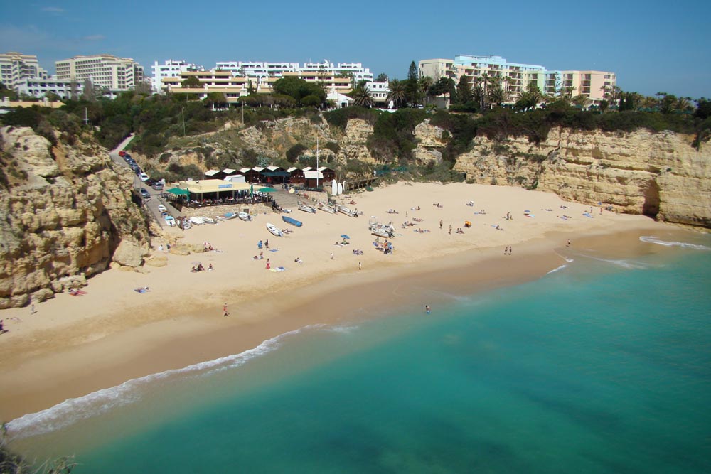 https://mdw-travel-data-us-east-1.s3.amazonaws.com/img/country/Portugal/Praia-de-Albandeira/img_02.jpg