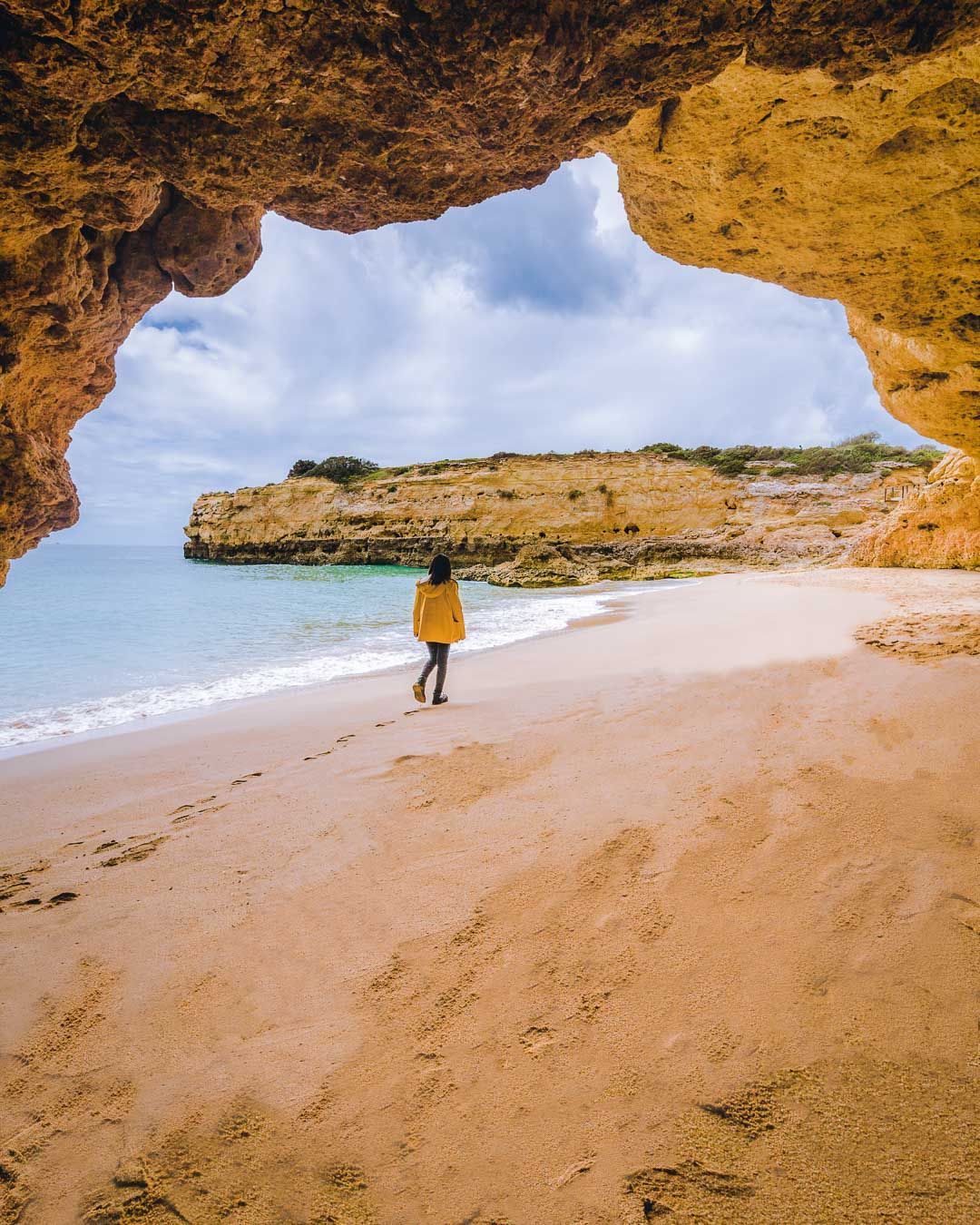 https://mdw-travel-data-us-east-1.s3.amazonaws.com/img/country/Portugal/Praia-de-Albandeira/img_03.jpg