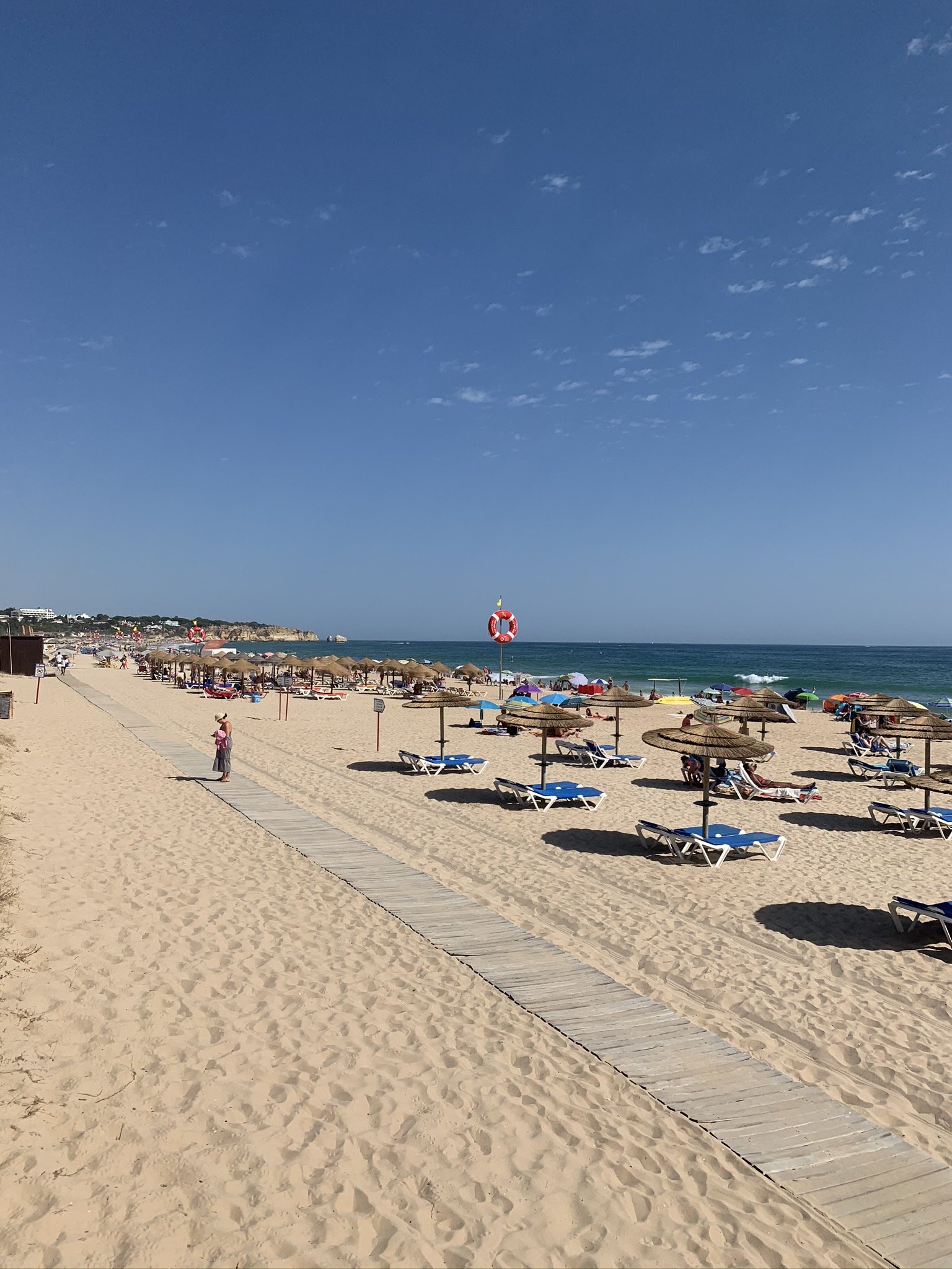 https://mdw-travel-data-us-east-1.s3.amazonaws.com/img/country/Portugal/Praia-de-Alvor/img_03.jpg