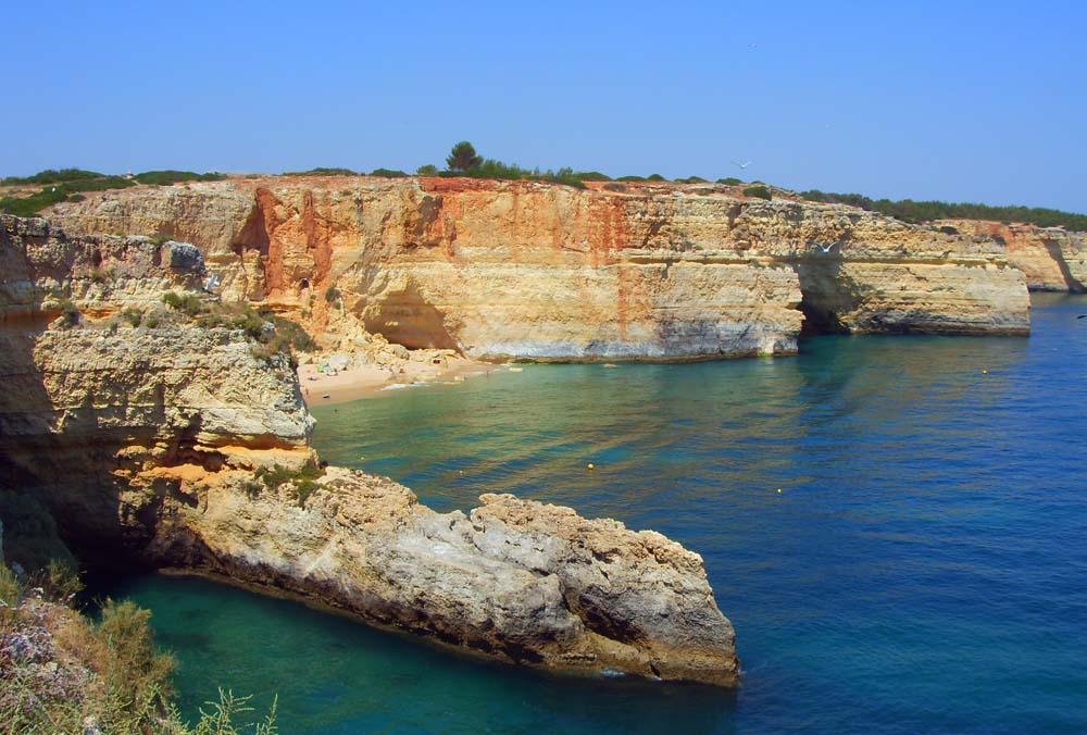 https://mdw-travel-data-us-east-1.s3.amazonaws.com/img/country/Portugal/Praia-de-Benagil/img_02.jpg