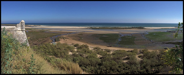 https://mdw-travel-data-us-east-1.s3.amazonaws.com/img/country/Portugal/Praia-de-Cacela-Velha/img_02.jpg