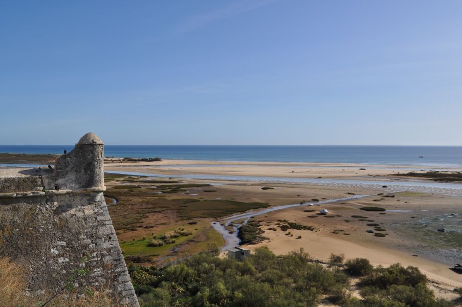 https://mdw-travel-data-us-east-1.s3.amazonaws.com/img/country/Portugal/Praia-de-Cacela-Velha/img_03.jpg