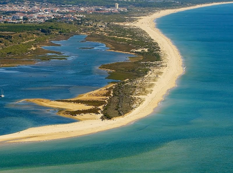 https://mdw-travel-data-us-east-1.s3.amazonaws.com/img/country/Portugal/Praia-de-Cacela-Velha/img_04.jpg