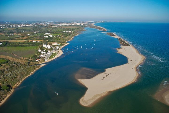 https://mdw-travel-data-us-east-1.s3.amazonaws.com/img/country/Portugal/Praia-de-Cacela-Velha/img_05.jpg