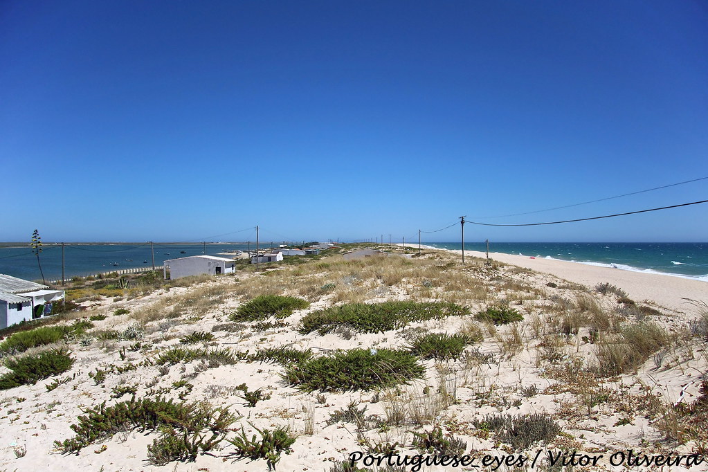 https://mdw-travel-data-us-east-1.s3.amazonaws.com/img/country/Portugal/Praia-de-Faro/img_03.jpg