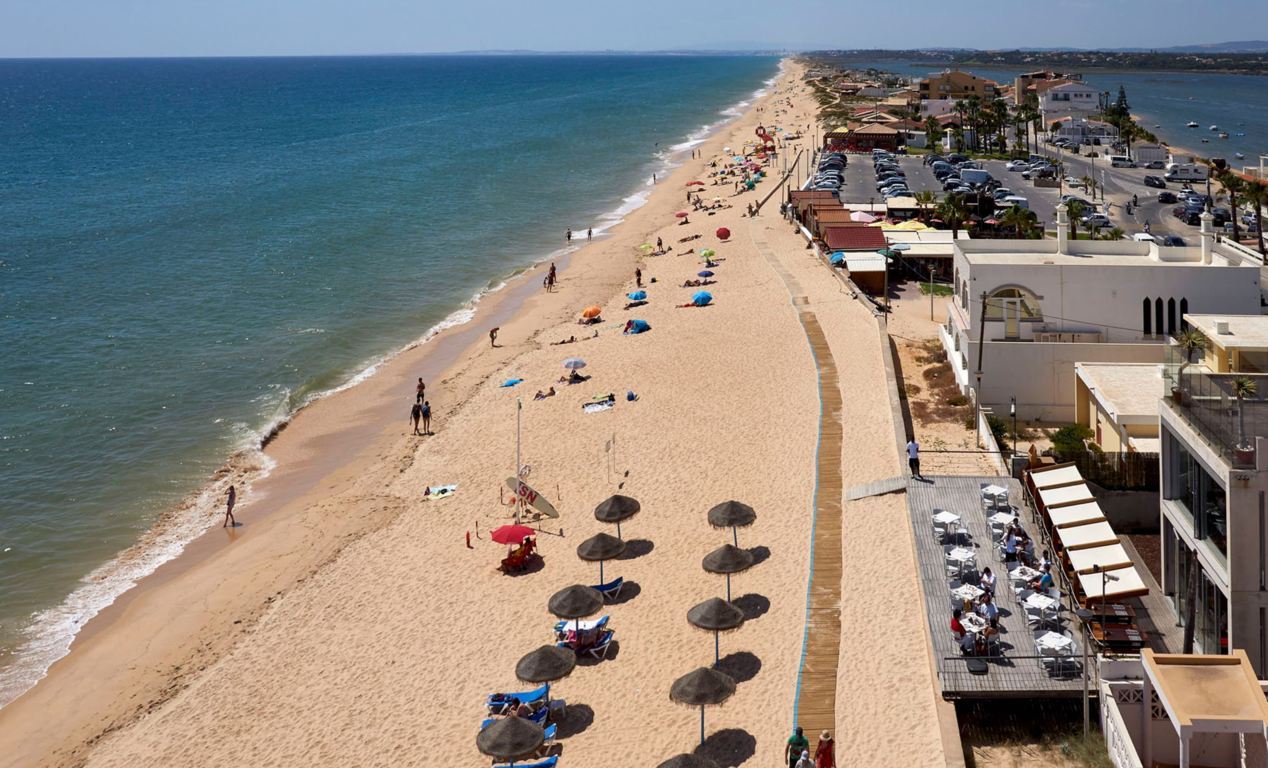 https://mdw-travel-data-us-east-1.s3.amazonaws.com/img/country/Portugal/Praia-de-Faro/img_05.jpg