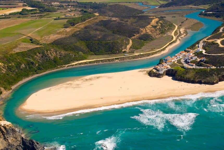 https://mdw-travel-data-us-east-1.s3.amazonaws.com/img/country/Portugal/Praia-de-Odeceixe/img_00.jpg