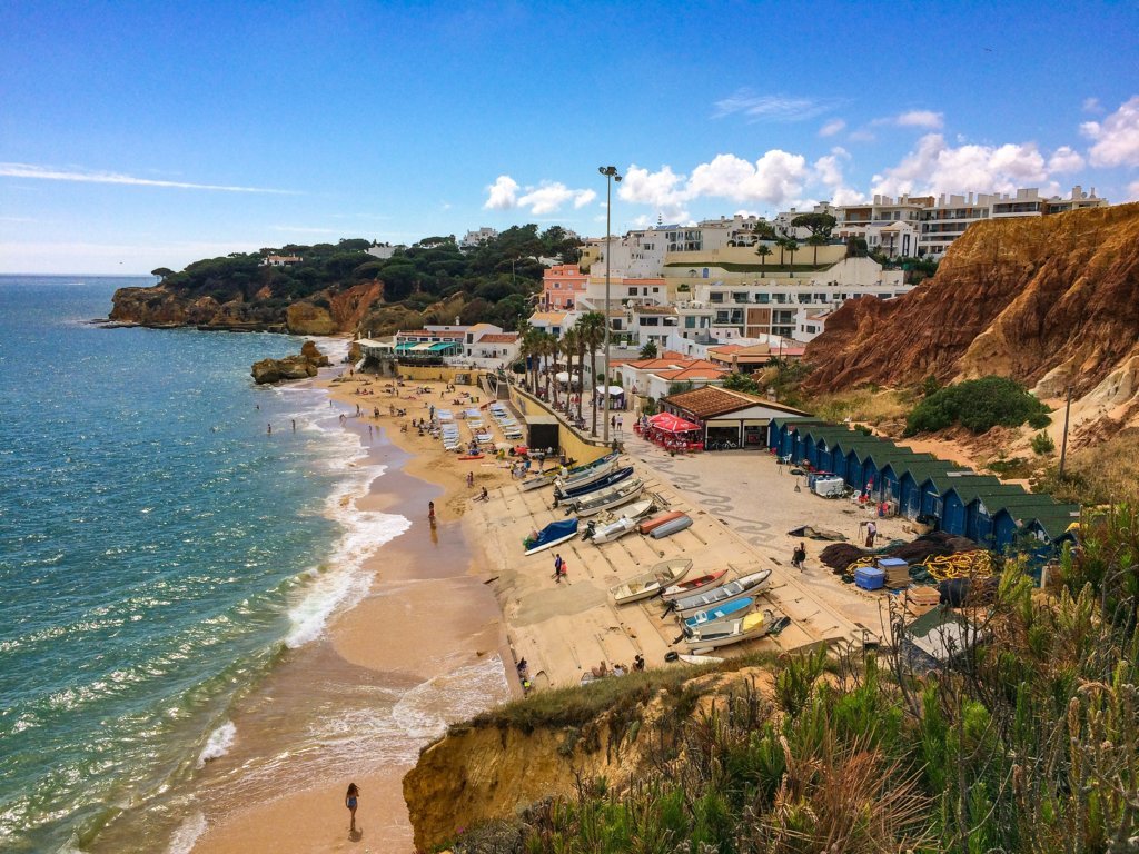 https://mdw-travel-data-us-east-1.s3.amazonaws.com/img/country/Portugal/Praia-de-Olhos-de-Agua/img_01.jpg